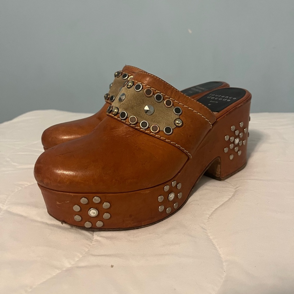 Adorable vintage style clogs